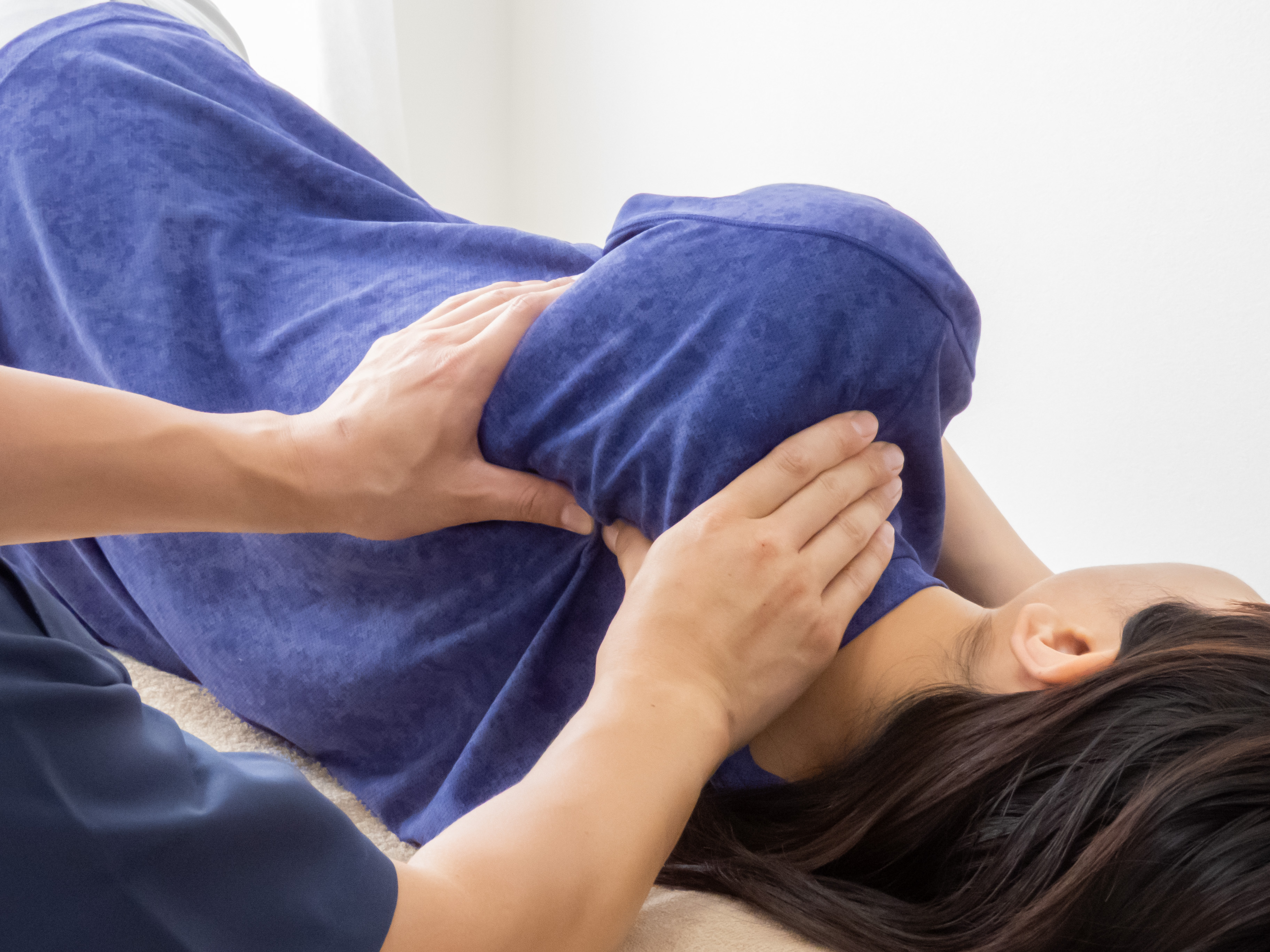 猫背は年齢より老けて見える？整体で改善できる理由